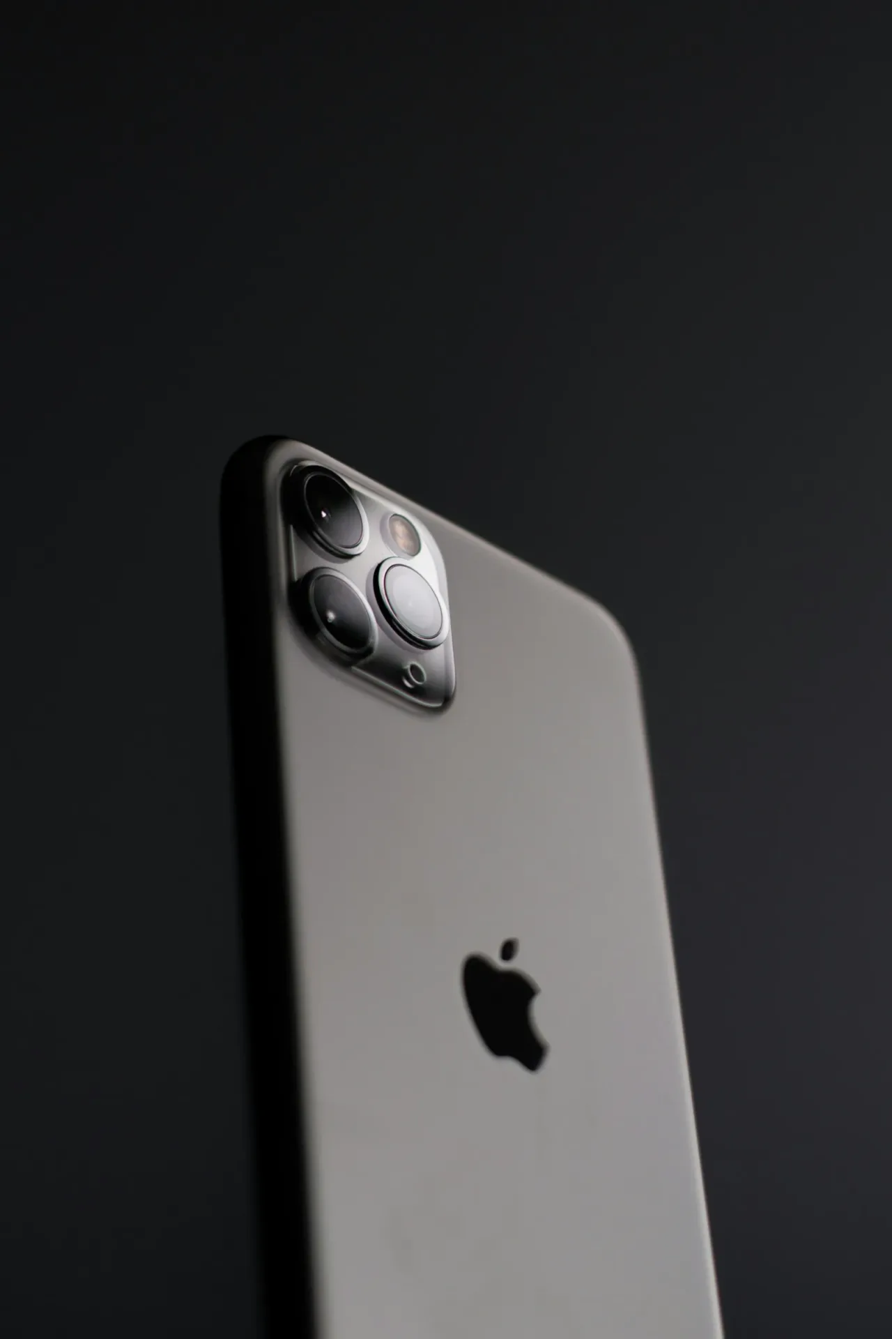 Geöffnete Smartphones mit sichtbarer Platine und Akku neben Präzisionswerkzeug