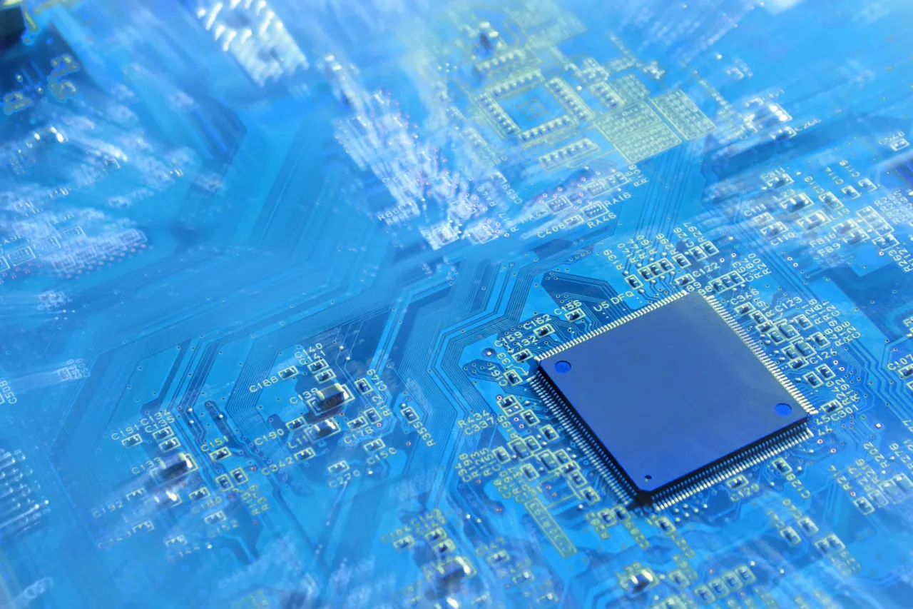 Blaue Leiterplatte mit Mikrochip in Nahaufnahme