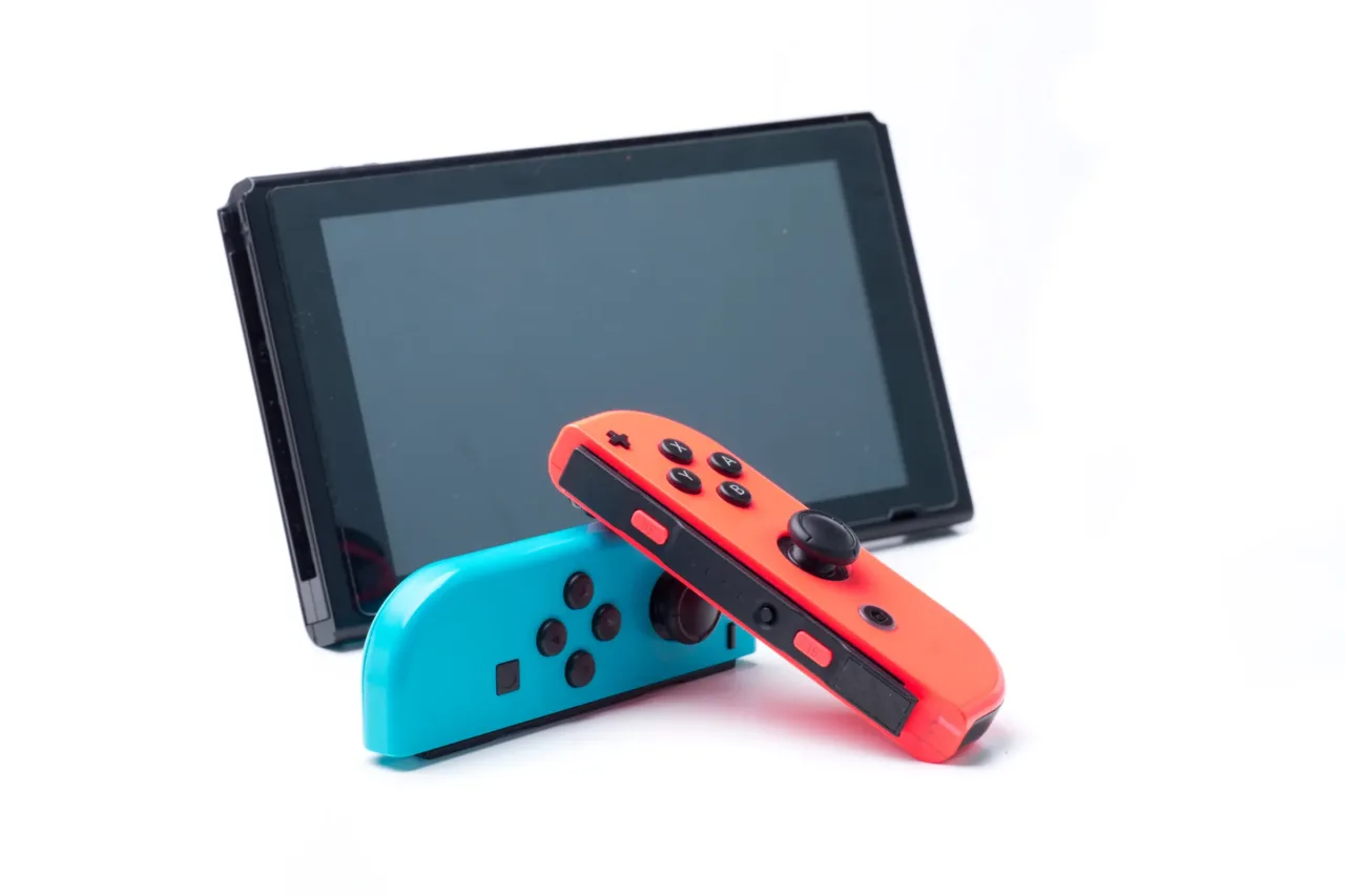 Nintendo Switch mit rotem und blauem Joy-Con