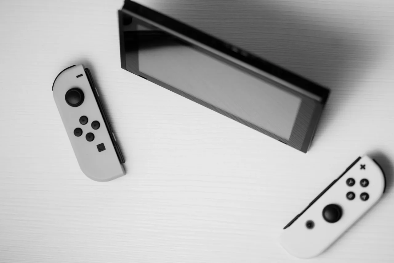 Nintendo Switch mit weißen Joy-Con-Controllern auf hellem Tisch