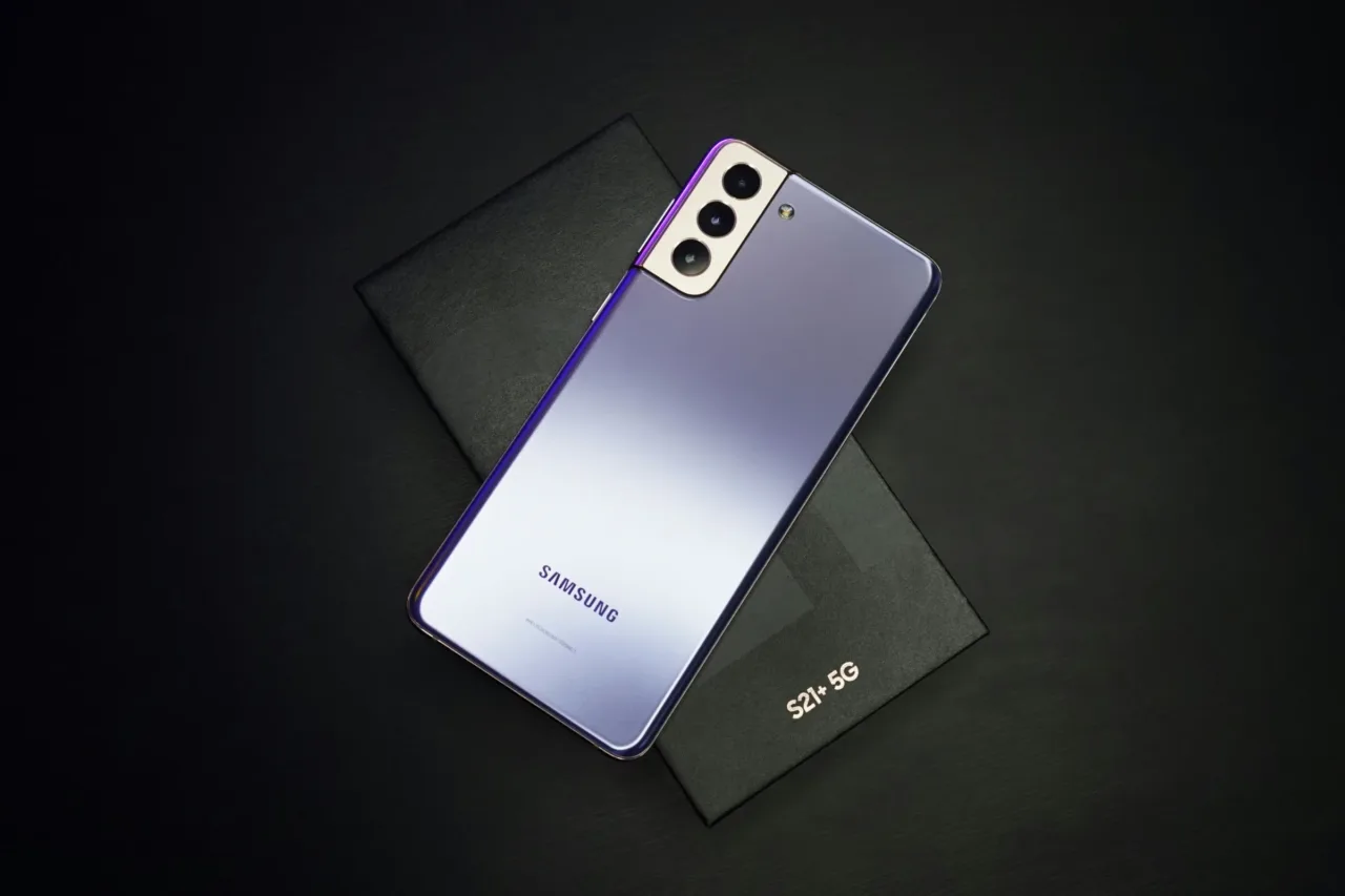 Geöffnete Smartphones mit freigelegter Elektronik auf einer Werkbank