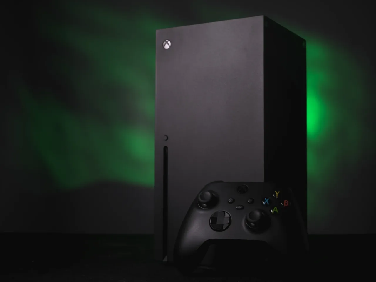 Xbox Series X mit Controller vor dunklem Hintergrund